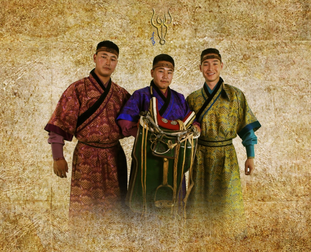 “Язгуур” хамтлаг Монгол бүсгүйчүүдээ магтан дууллаа